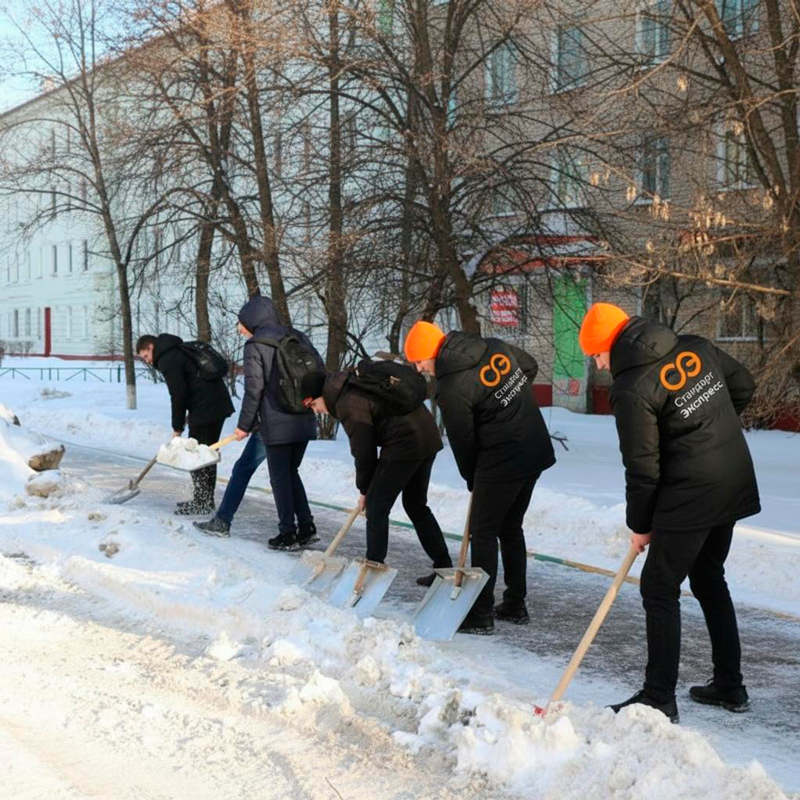 Уборка снега с крыш и территорий в Великих Луках